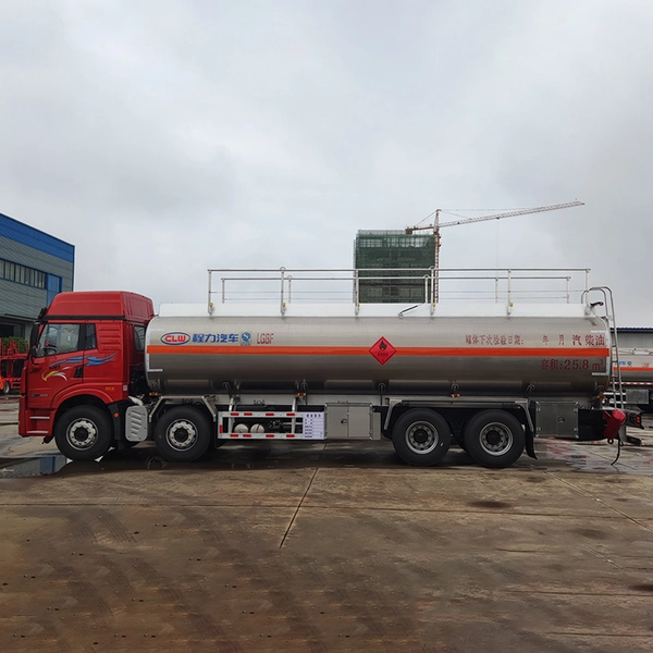 Pre-liberation four-wheel-eight-wheel oil tanker (2)