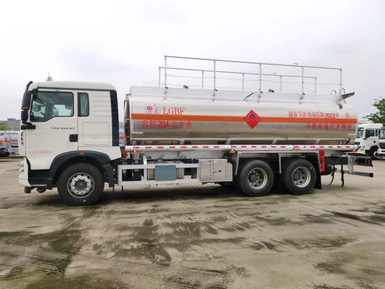 SINOTRUCK HOWO rear dual-axle 20.4 cubic meter tanker truck (2)