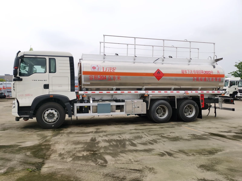 SINOTRUCK HOWO rear dual-axle 20.4 cubic meter tanker truck (2)